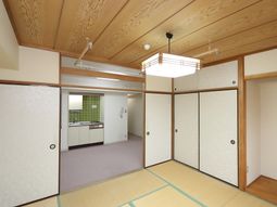 和室とキッチンのある空間