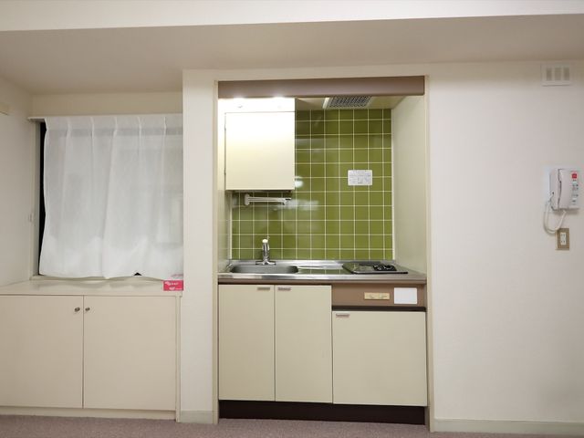 居室内のキッチンコーナー
