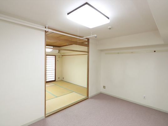 シンプルな居室の内観