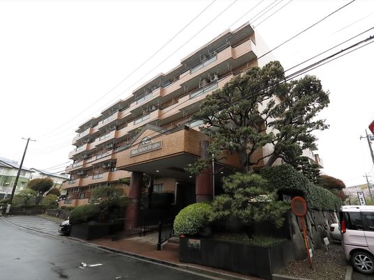 茶色の建物の外観