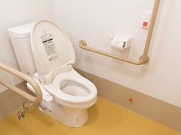 手すり付きの清潔なトイレ