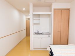 明るい居室の一角
