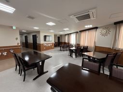 開放的な食堂の空間