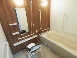 バリアフリー対応の浴室