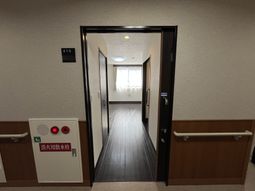 明るい廊下の居室