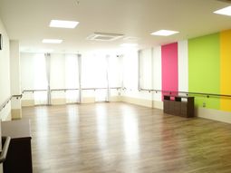 カラフルな壁の機能訓練室