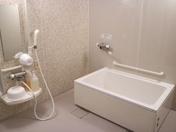 安全設計の快適浴室