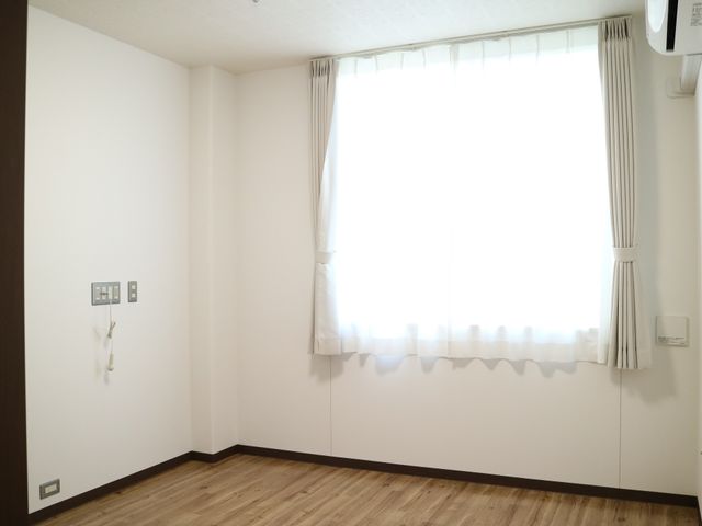 明るい居室空間 居室 清潔感溢れる個室で、自分だけの時間をゆったり過ごせます。大きな窓からは自然光が差し込み、快適な環境が整っています。