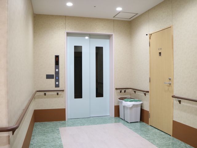 清潔な廊下のエレベーター エレベーター 手すりが設置された廊下には、モダンなエレベーターがあります。安全に移動ができるよう配慮された設計です。