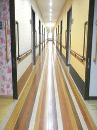 明るい色彩の廊下