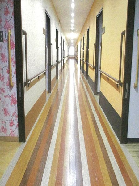 明るい色彩の廊下