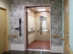 モダンな廊下のエレベーター