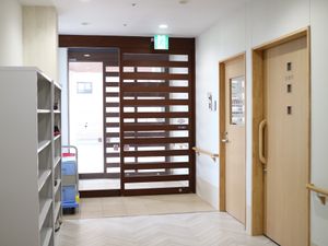 廊下とドアの明るい空間