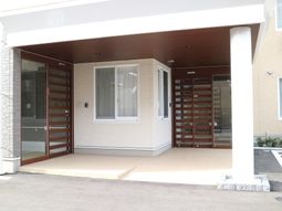 清潔なエントランスの外観