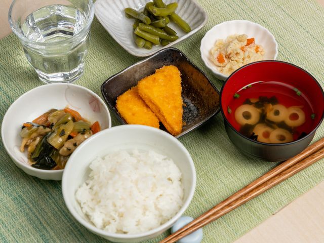 和食の丁寧な盛り付け 食事例 栄養バランスを考えた和食の一例です。食の楽しみも大切にしている空間でのお食事をご体感ください。