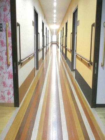 清潔感のある廊下 廊下 すっきりとしたデザインの廊下は、歩きやすい床材を使用し、どなたでも安心してお過ごしいただけます。