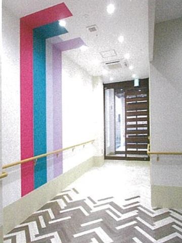 洗練されたデザインの廊下 エントランス（２） 色彩を配したモダンなデザインが特徴の通路です。明るく快適な移動空間が提供されています。