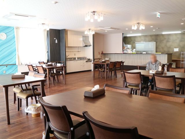 広々とした快適な食堂 食堂 広々とした食堂で、食事の時もゆったりとくつろげる環境が整っています。テーブルに向かい合せた一人の方が、穏やかなひと時を過ごされています。