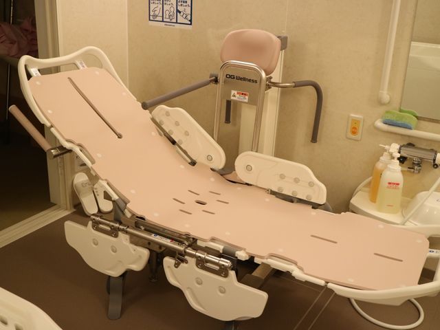 バリアフリー設計の浴室 浴室 手すりや座面も設置された清潔な浴室です。安全に配慮した設計で、利用者様の快適な入浴をサポートしています。