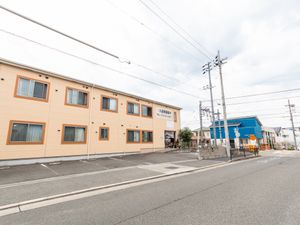 明るい外観の建物