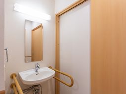 手すり付き清潔な洗面台