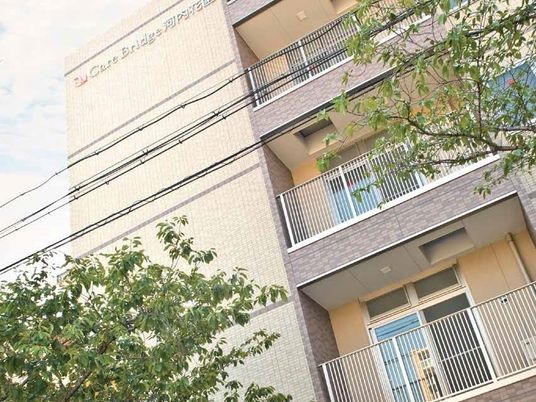 明るい建物の外観
