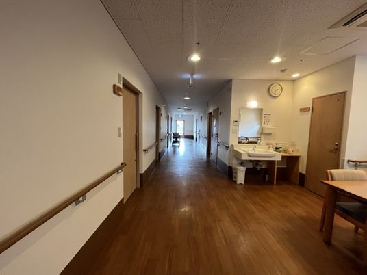 広々とした廊下の様子