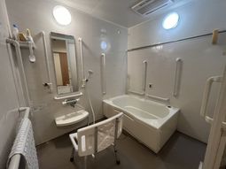 広々とした清潔な浴室