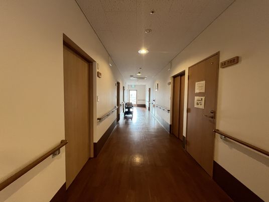 廊下と動く人影
