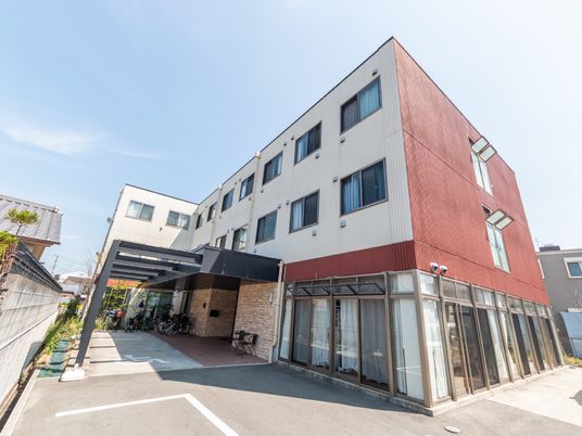 明るい外観の建物エントランス