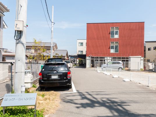 赤い外壁の施設外観