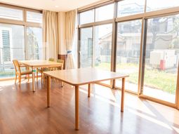 採光豊かなダイニングスペース