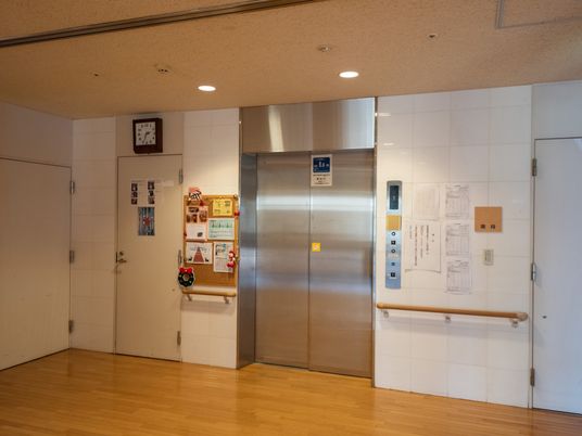 エレベーター前の廊下
