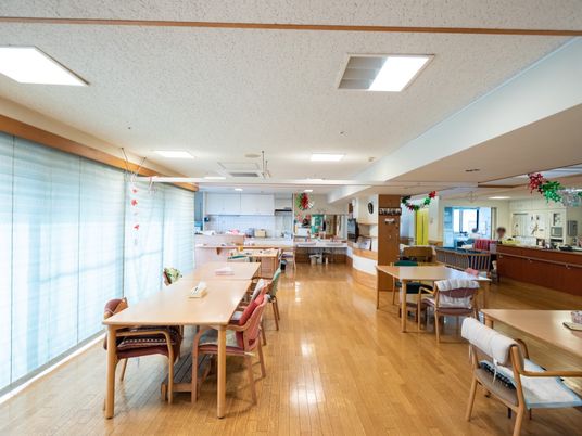広々とした明るい食堂