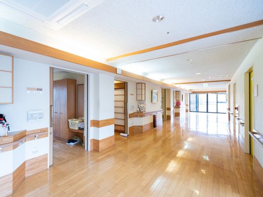 ゆったりした廊下の風景