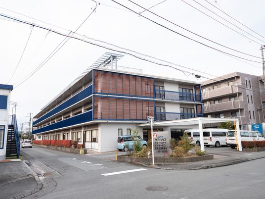 青い屋根が特徴の建物外観