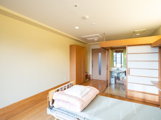居室のベッドと洗面台