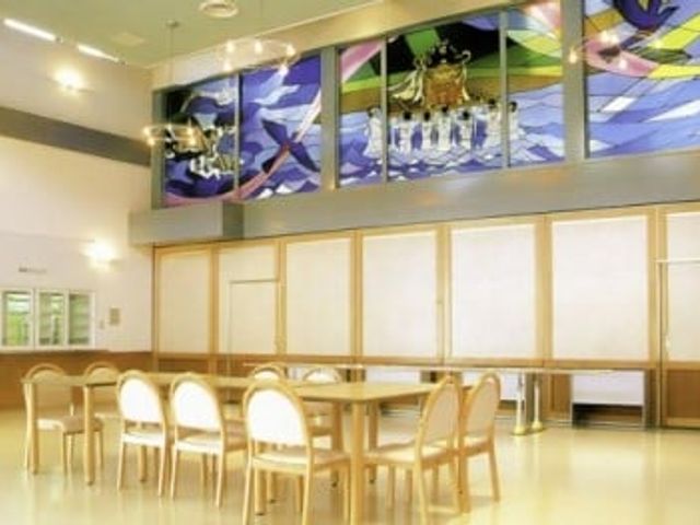 明るいダイニングルーム ダイニングルーム 広々とした空間で、自然光がたっぷりと差し込むくつろぎの場です。テーブル席で楽しいひと時をお過ごしいただけます。