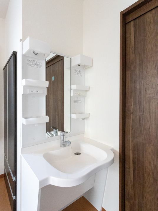 清潔な洗面台のある居室