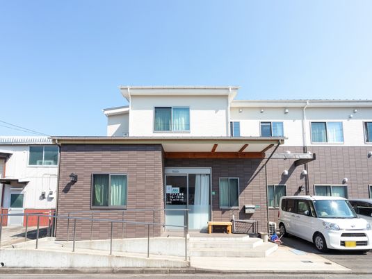 明るい外観の建物