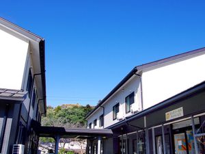 晴れた空の下の施設外観