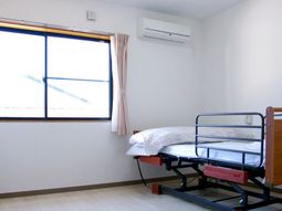 明るい居室の一角