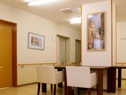 明るい食堂の一角