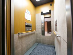 清潔なエレベーター内部