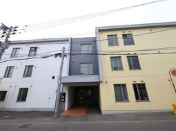 明るい色の外壁の建物