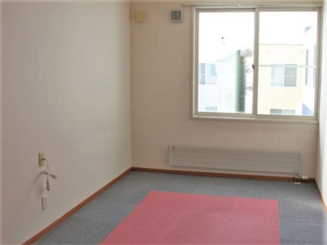 明るい空間の居室 居室 窓から自然光が差し込む清潔な居室です。ゆったりとした時間を過ごせる環境が整っています。