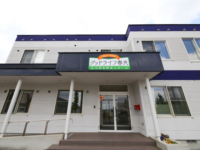 白と青の建物エントランス