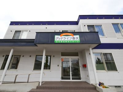 白と青の建物エントランス