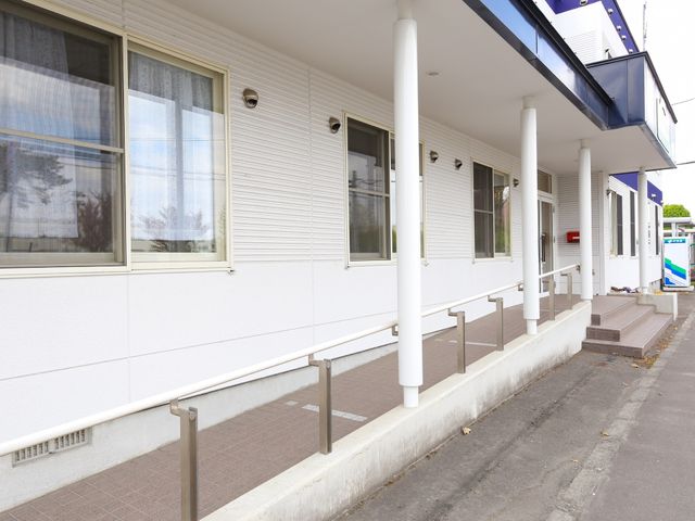 居室前の廊下の様子 外観 手すりが整備された明るく清潔感のある廊下です。バリアフリー設計で安全に行動いただける工夫がされています。