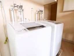 洗濯機と蛇口が並ぶ空間